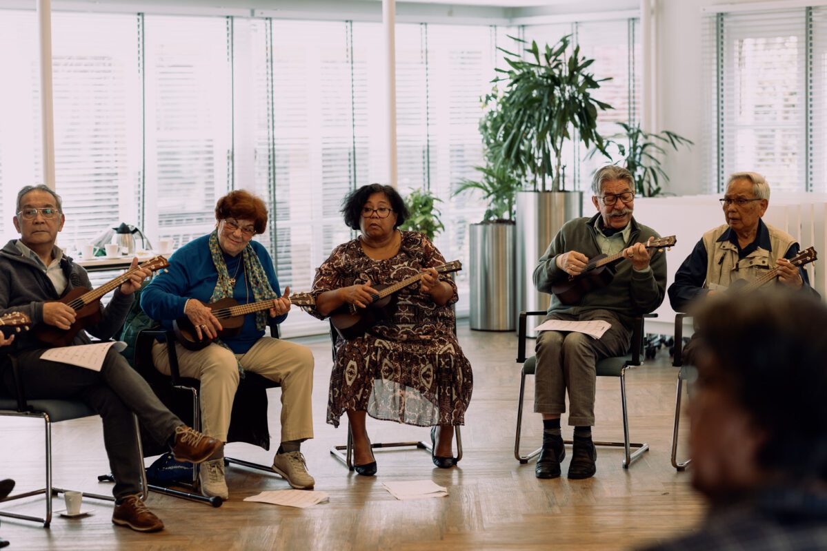 deelnemers spelen ukelele tijdens kopi kecil krea
