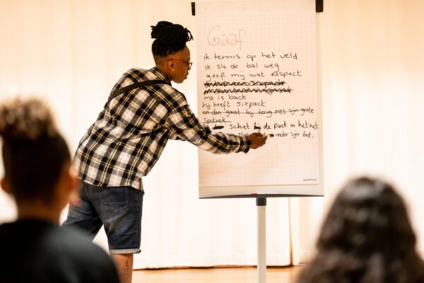 Docent geeft rap les tijdens festival gaaf