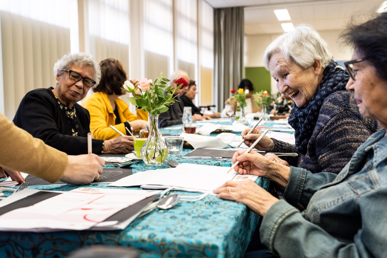 Deelnemers werken samen aan een Klein Kunstje opdracht
