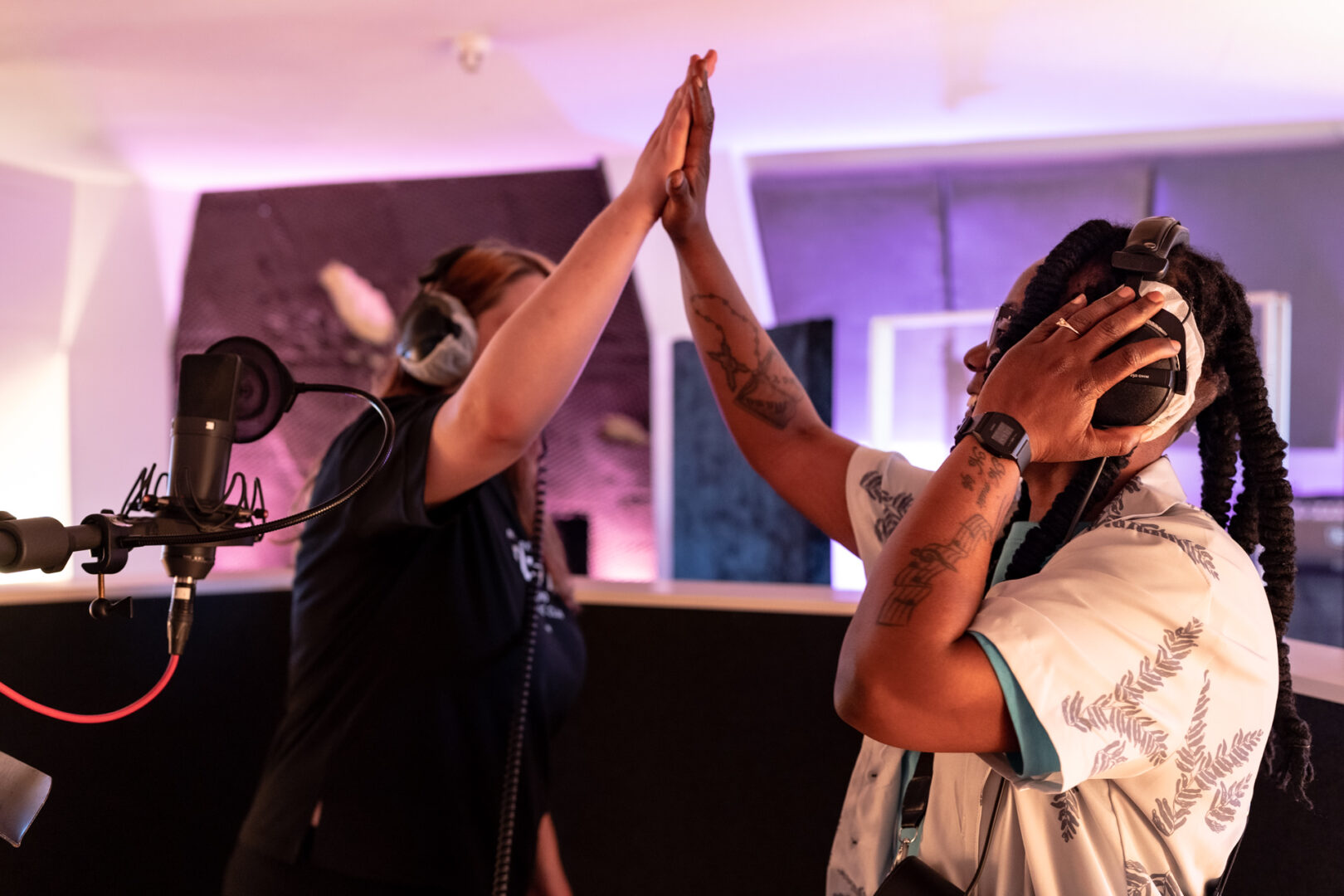 Twee muziekanten geven elkaar een high-five