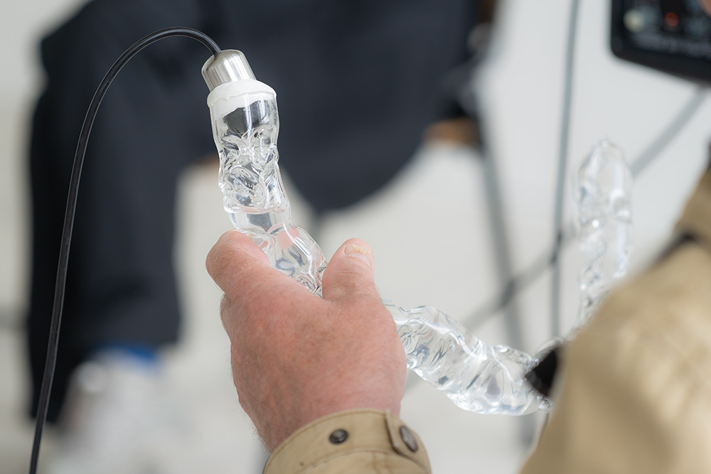 Met dit kunstwerk hou je geblazen glazen vormen gevuld met water vast, versterkt met microfoons. De geluiden hoor jij weer in je eigen bubbel via de koptelefoon.